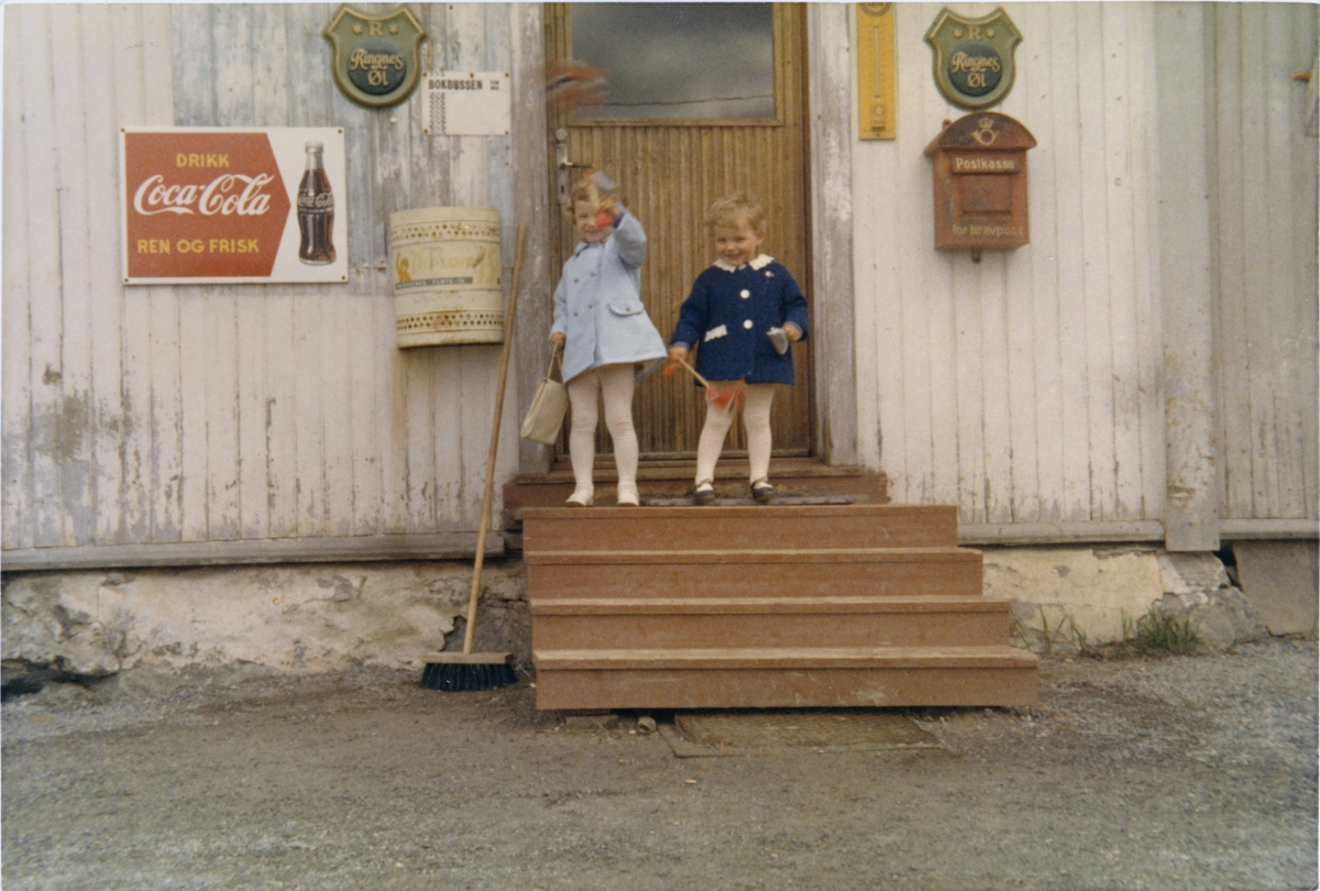 Kåre Kjærstad sin butikk på Bråtasletta, Gjerdrum. 17 mai 1968. På trappen står barnebarna Vera og Marianne