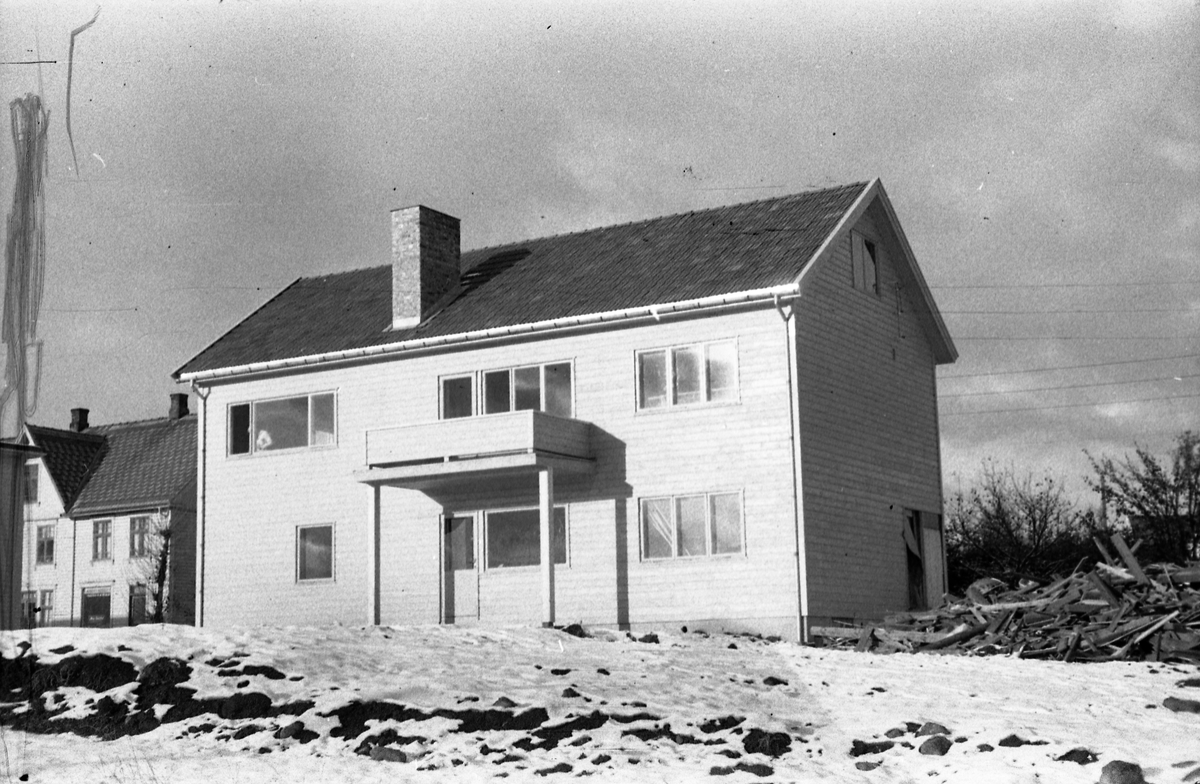 Tre bilder av nyoppført villa på Lena, november 1952. Sannsynligvis Sigurd og Karen Frydenbergs villa i Kinogata.