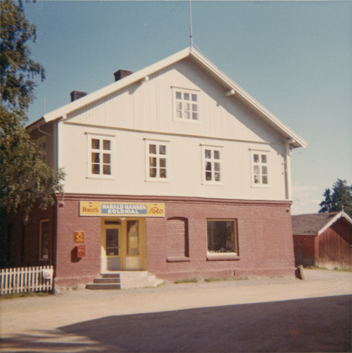 Harald Hansen kolonial i lokalet til tidligere Gjerdrum meieri (Gjerimeieriet) i Gjerdrum. Inngangsparti.