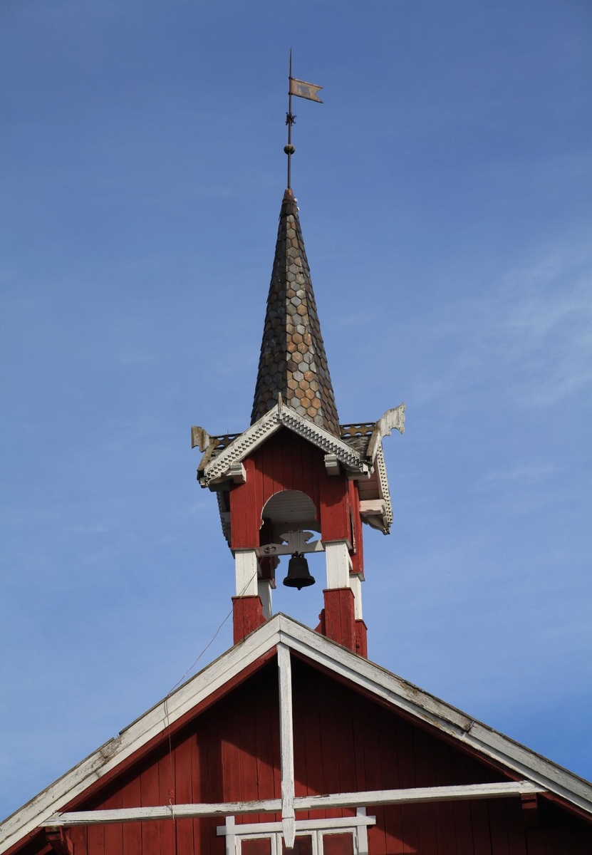 Klokketårnet på Mæhlum søndre er i sveitserstil og har kryssformet saltak med kjegleformet midtparti. Tilstanden på tårnet er god, men det trenger maling. Tårnet har likhetstrekk med det som finnes på Dehli (408/1). Låven på Mæhlum søndre er bygget i 1913. Årstallet 1915 står skrevet på værhanen.