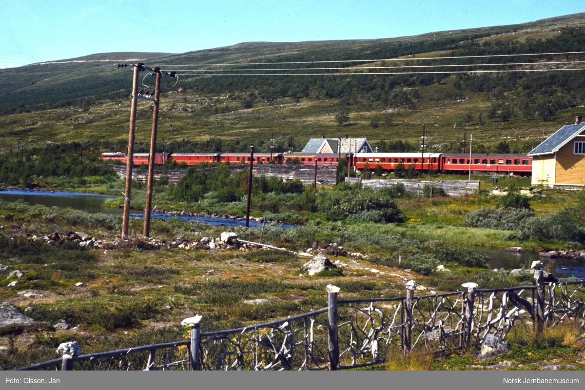 Dagtoget fra Trondheim til Oslo Ø på Vålåsjø stasjon Toget trekkes av diesellokomotiv type Di 3. Elektrifiseringsarbeider pågår.