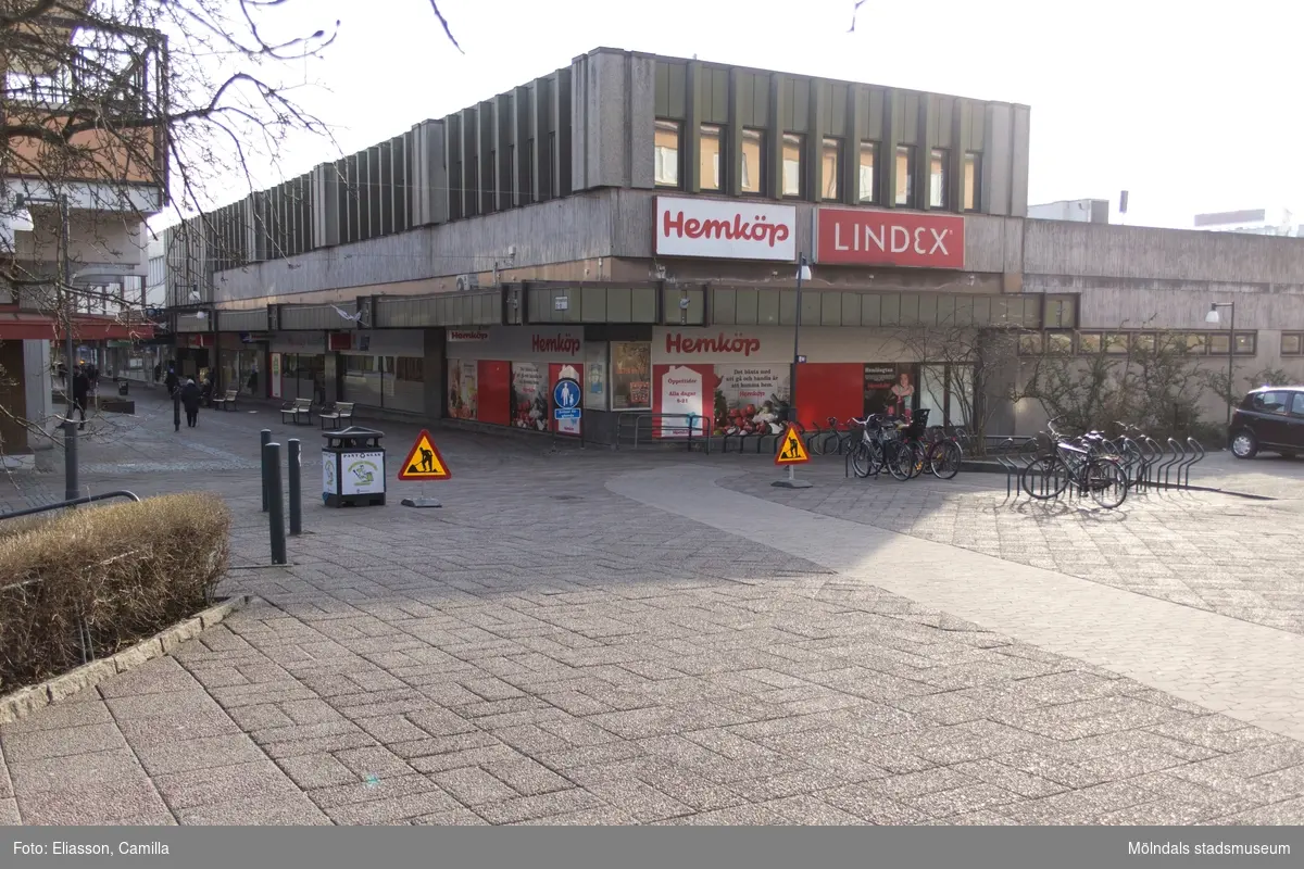 Brogatan 21, år 2015. Bild 1-3: olika vinklar på Hemköps byggnad. Dokumentation av platsen innan rivning och nybyggnation.