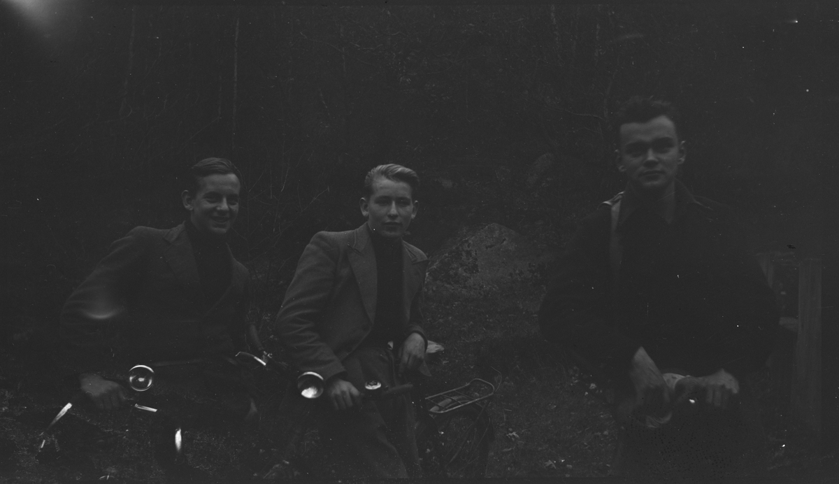 Henning Steira, Søren Sviland og Tor Thorsen på sykkel og fjelltur til Dalsnuten i Sandnes kommune. Det er bilde av guttene på toppen, på sykkel og fra pauser underveis.