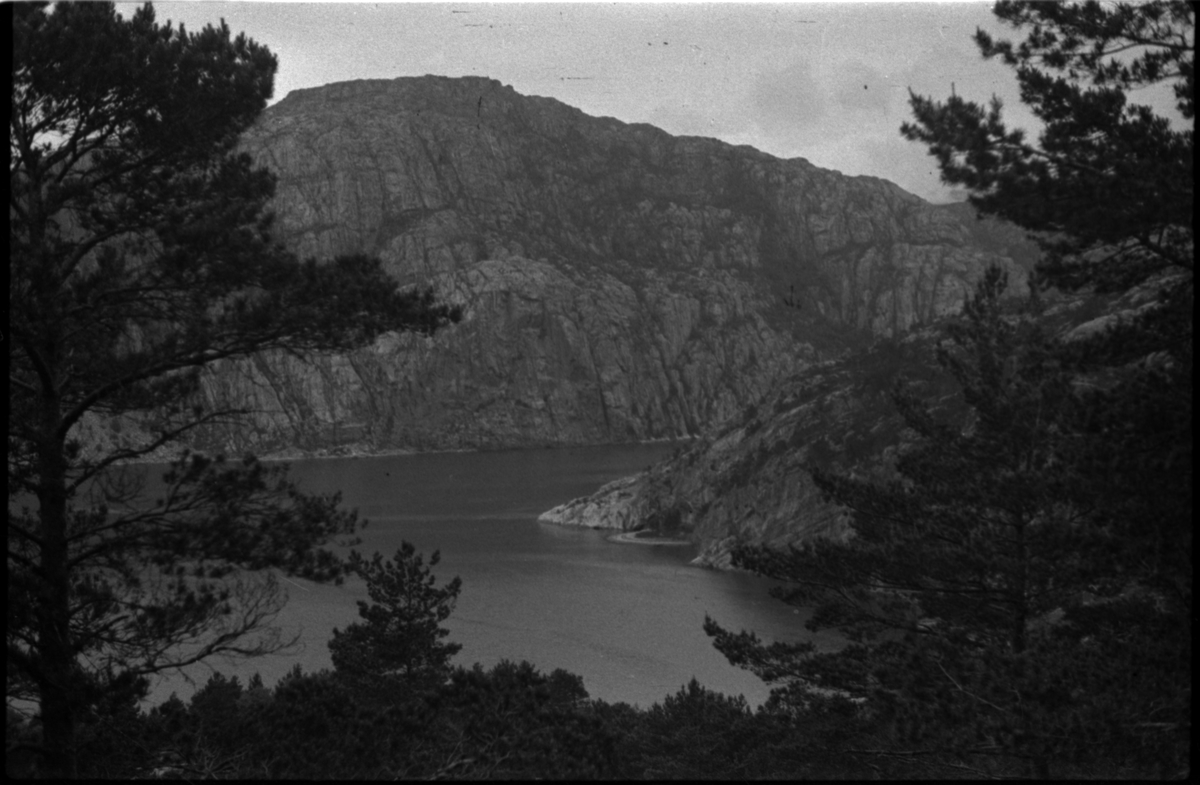 Bilder av geologiske formasjoner og fjell mellom Vika og Eiane i Forsand kommune. Bilde nr. 1 er tatt fra Vika i retning Dørvikneset og Lysefjorden. Bilde nr. 2 til 8 er av sidemorener i fjellet mellom Vika og Eiane. Bilde nr. 9 til 11 er tatt ovenfor Haukali og Haukalivatnet.