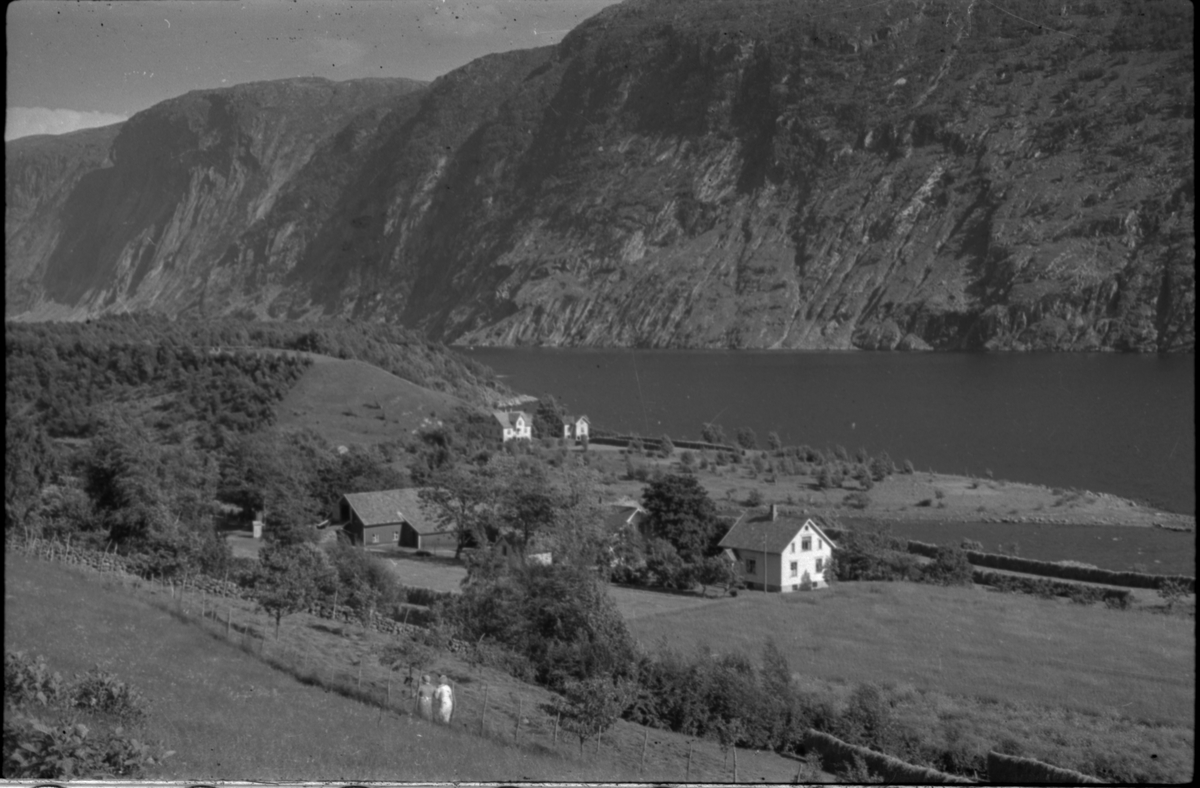 Flere bilder av landskapet, stratigrafi og gårder på Vadla ved Jøsenfjorden. Det er også bilder av folk på Vadla, blant annet Frida Johannessen på bilde nr. 2, 30, 31, 34 og sammen med Paul Johannessen på bilde nr. 35.