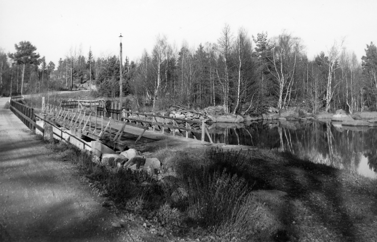 Landsvägsbron och dammen efter regleringen i Nydala, Värnamo. Till höger om stolpen låg smedjan.