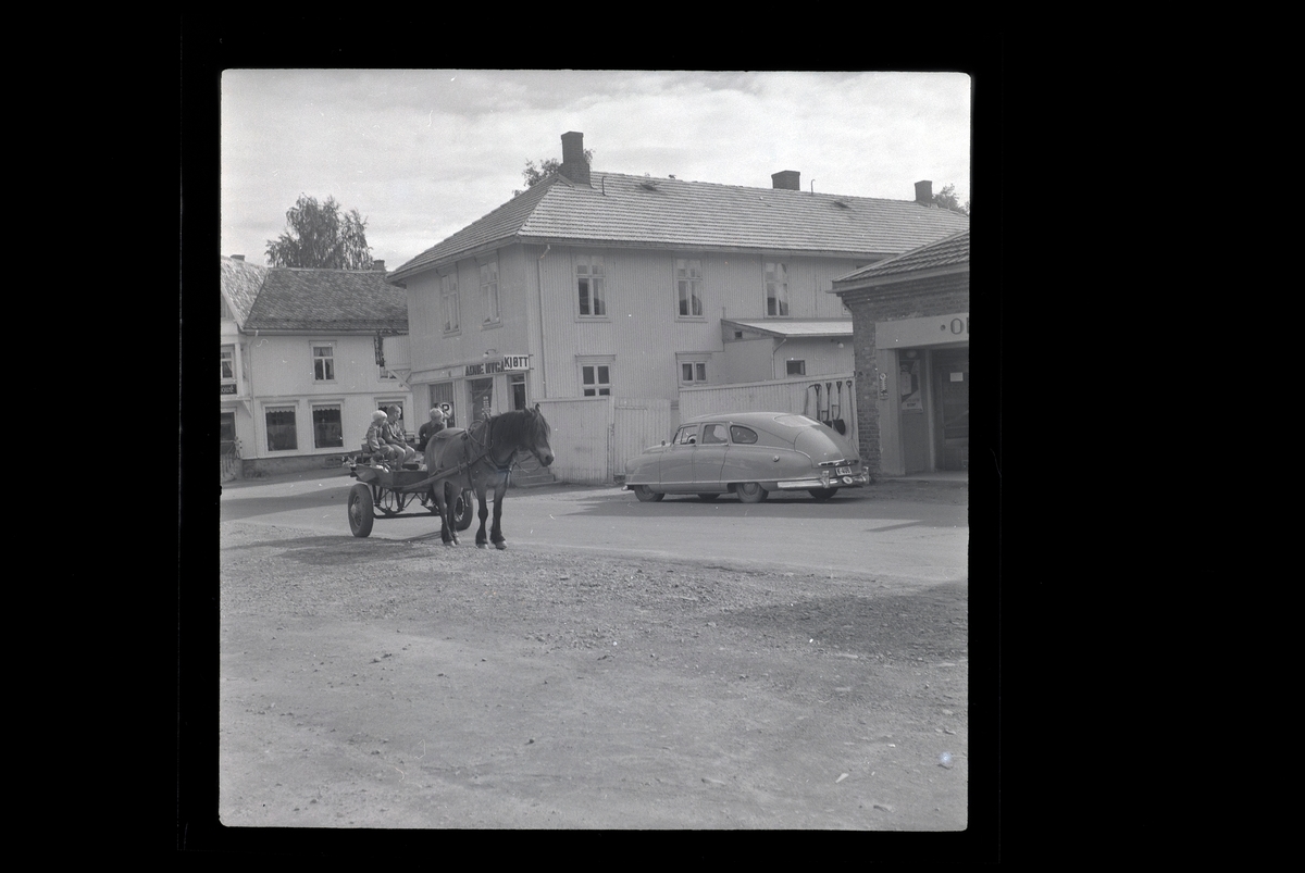 Moelv, hest og kjerre, personbil Nash 1949-51. K-408 (406?)