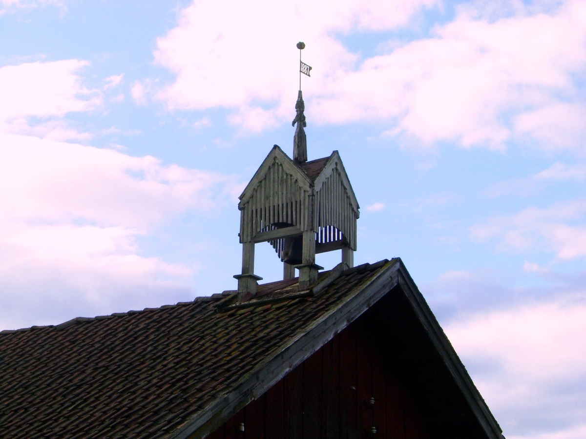 Klokketårnet på Imset har kryssformet saltak (lanterneform) og trekk av både sveitserstil og empirestil. Klokketårnet står på låven, og er i dårlig stand (restaurering var planlagt da registreringen ble gjort i 2016).