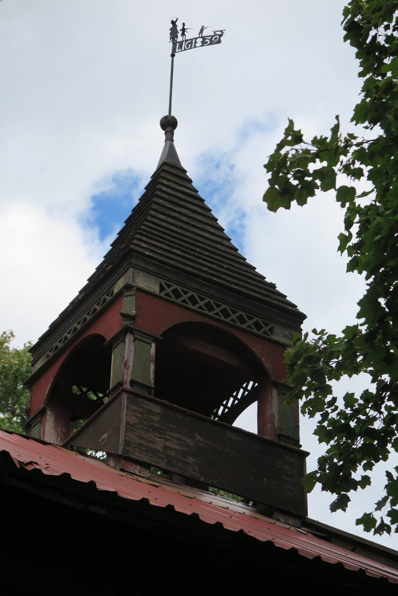 Klokketårnet på Grylling vestre har buet telttak og er i nyklassisistisk stil. Tårnet står på stabburet.