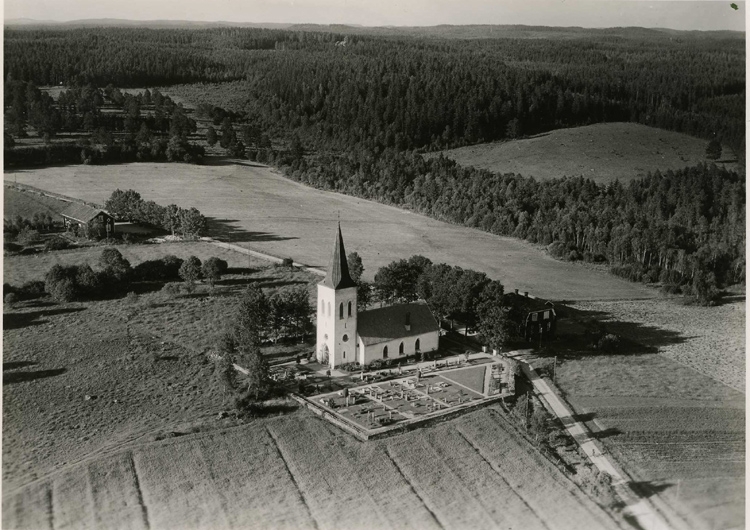 Flygfoto över Källeryds kyrka i Gnosjö kommun. Nr H 1946.