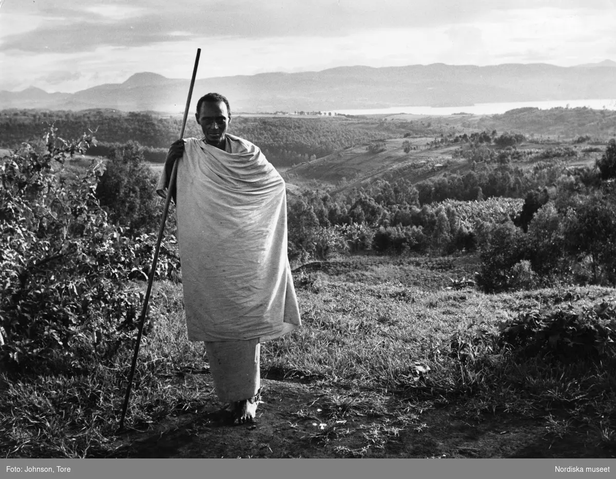 En herde vid Shangugu, Ruanda-Urundi (nuv. Rwanda). I bakgrunden Kivusjön.