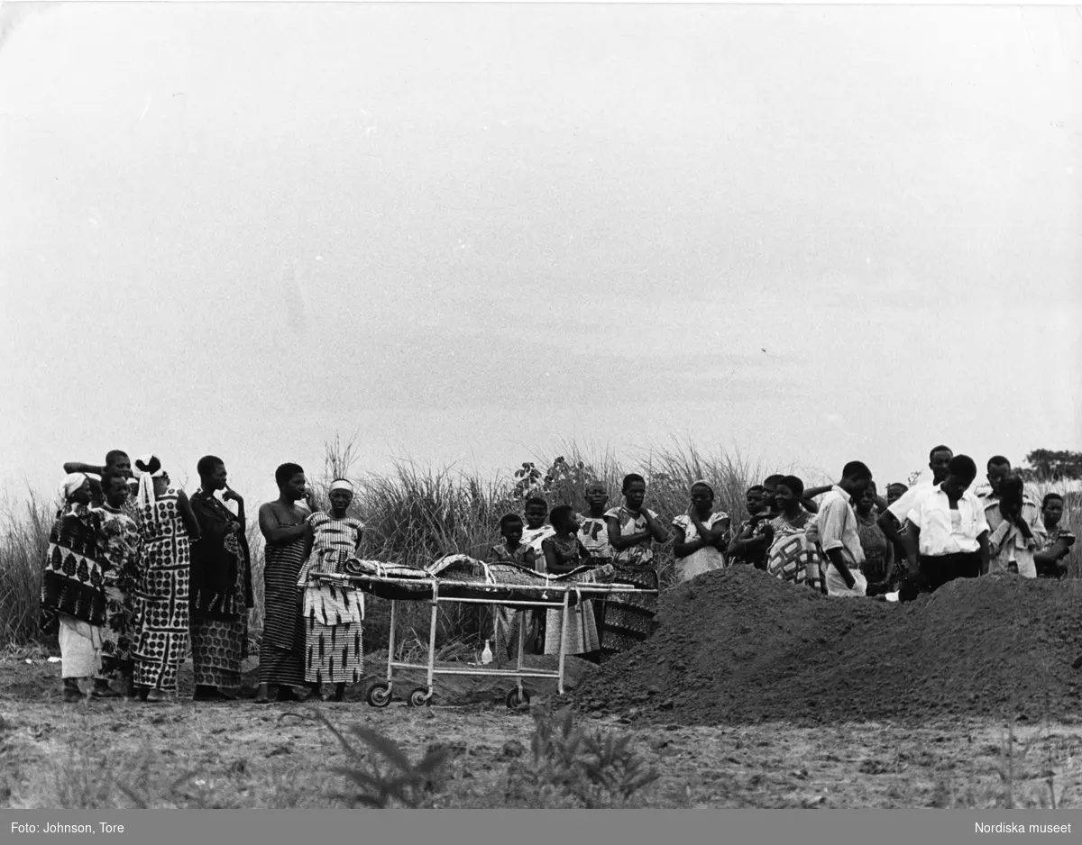 Miabi, Kongo. Begravning av svältoffer.