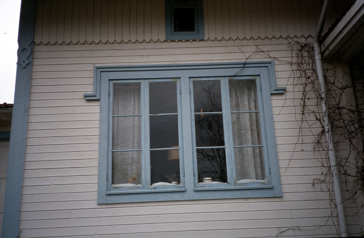 Detalj av ett fönster på Parboäng gård på Öland.