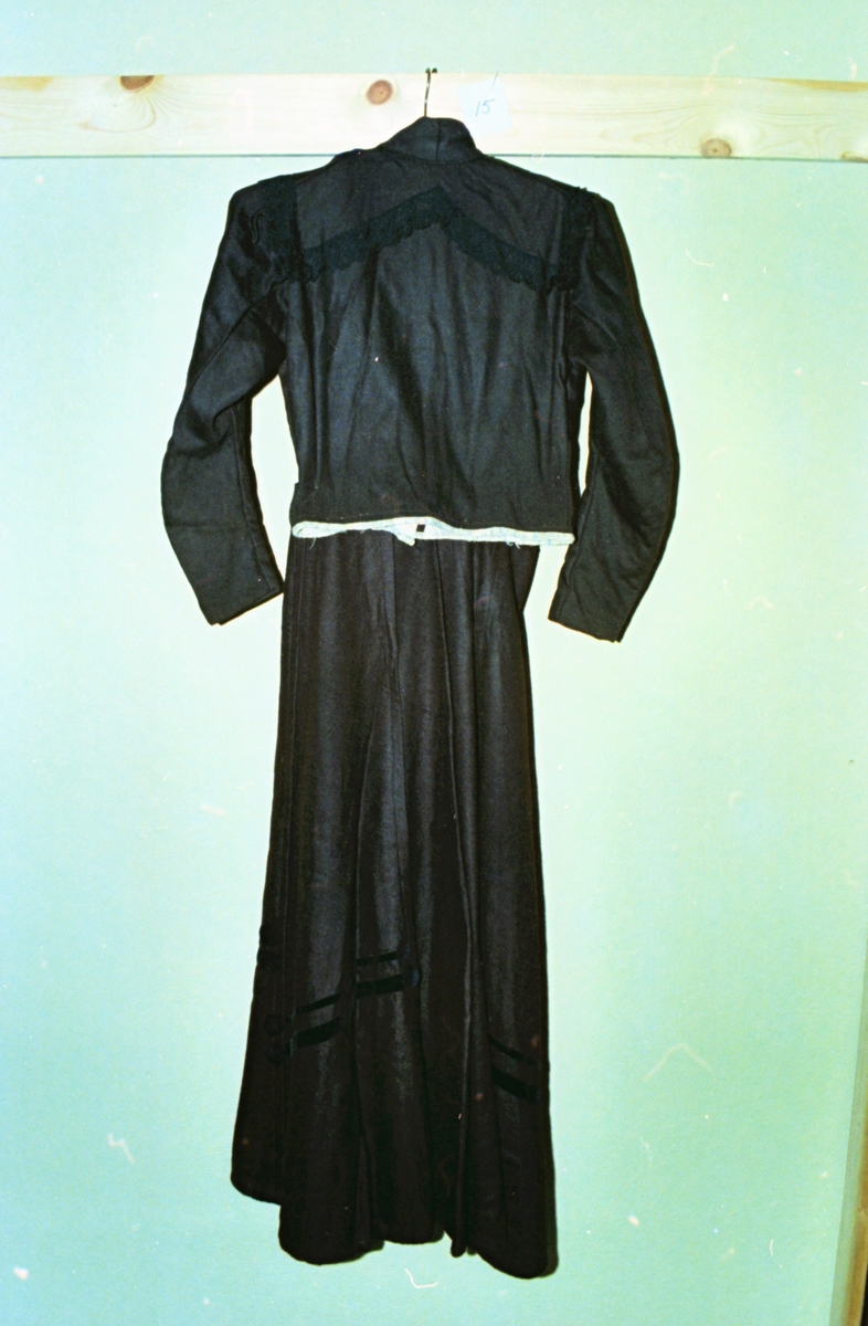 En rødbrun, helforet kjole med fløyelsbånd, knapper i fløyel og blonder fra Signe Strømme, Uri. Motiv tatt ved ei tekstilutstilling i Valldal.