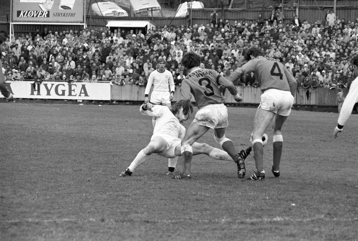 Strømsgodset spiller fotballkamp på Brann stadion i Bergen, mai 1971. Strømsgodset i lyse drakter. Tor Henriksen (Strømsgodset) i midten.