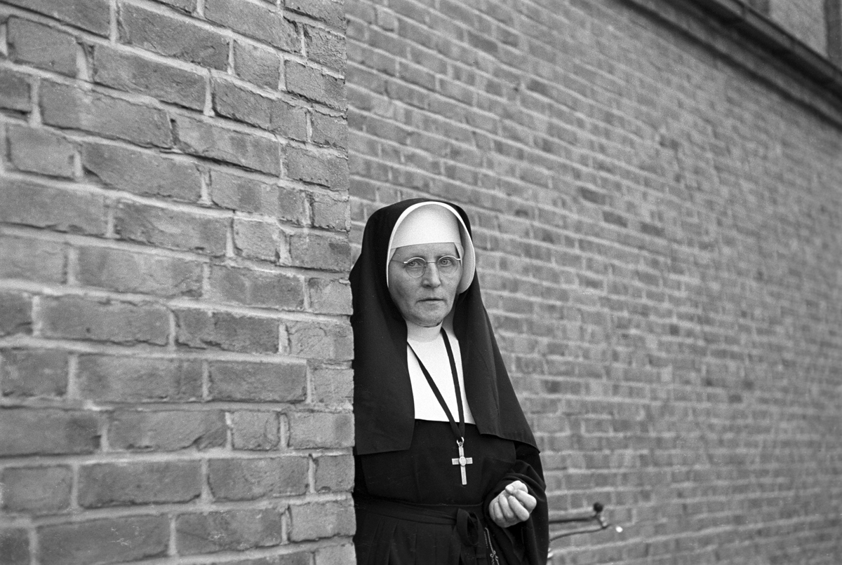 Sigrid Undset er død. Forstanderinne Moder Constanse i Sankt Thorfinn katolske kirke på Hamar.