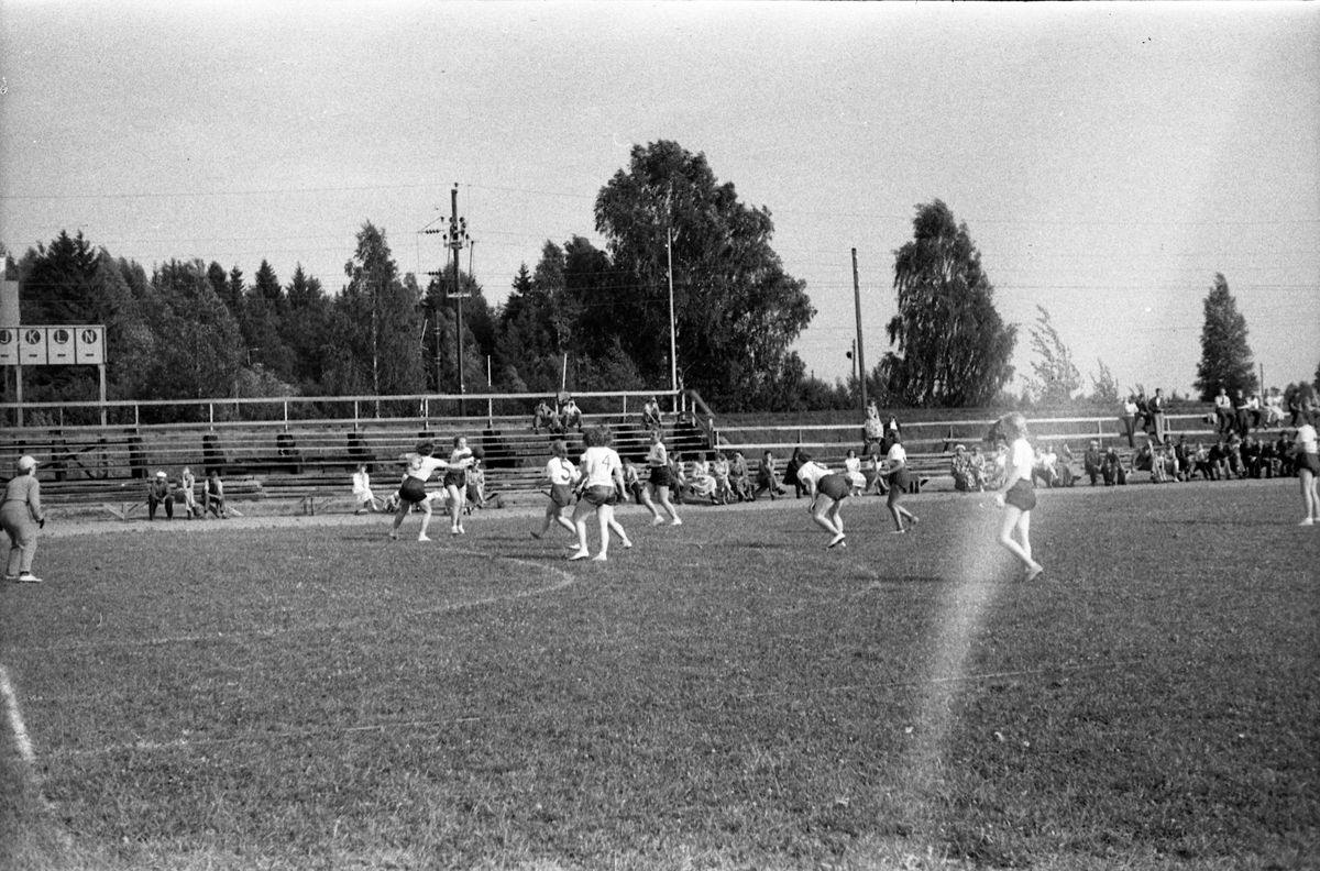 Fire bilder fra en håndballkamp på Lillestrøm, mellom Lillestsrøm og Kraby IL, juni 1953.