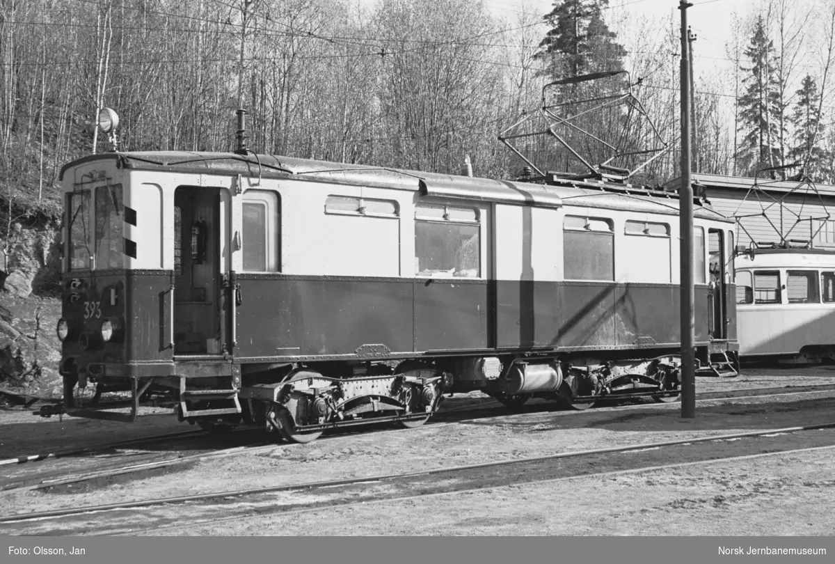 Oslo Sporveiers motorvogn 393 type A (arbeidsvogn) på Avløs verksted. 393 var verkstedets utrykningsvogn og ble brukt til bl.a. å slepe defekte vogner.