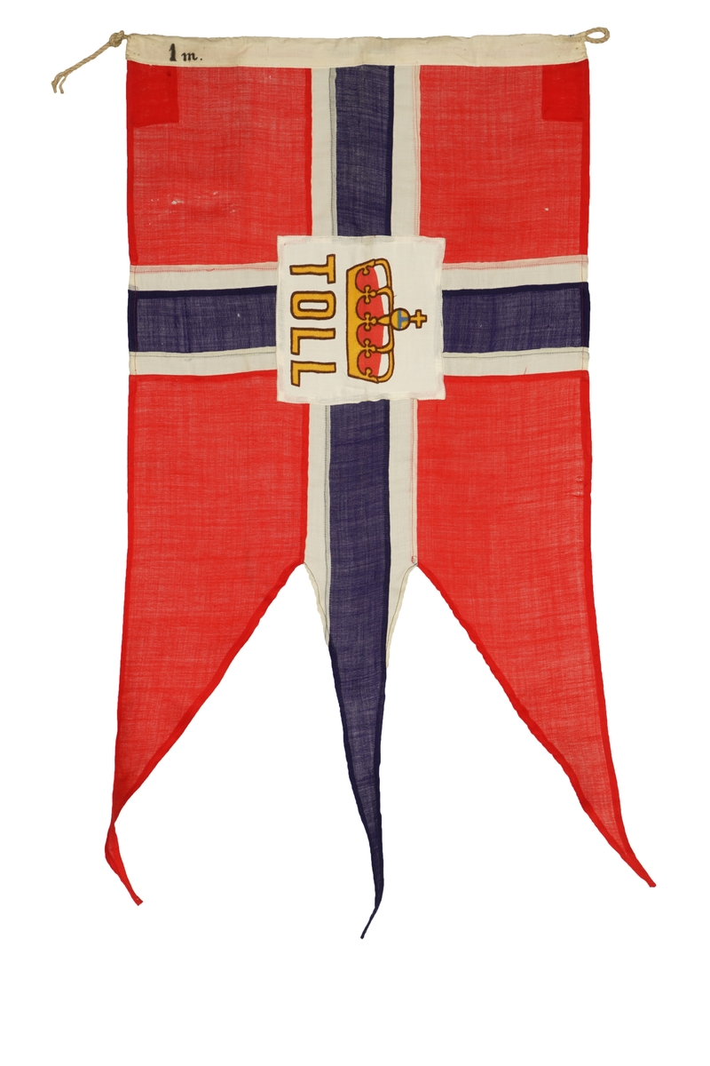 Toskaftbindning vevd rød, blå, og hvit stoff, sydd sammen i norsk statsflagg med hvit bomullstoff firkant i senter som sier 'TOLL' under en krone. Heise kant har heisetau inslaggen i bomullstoff og sydd sammen med flagget.