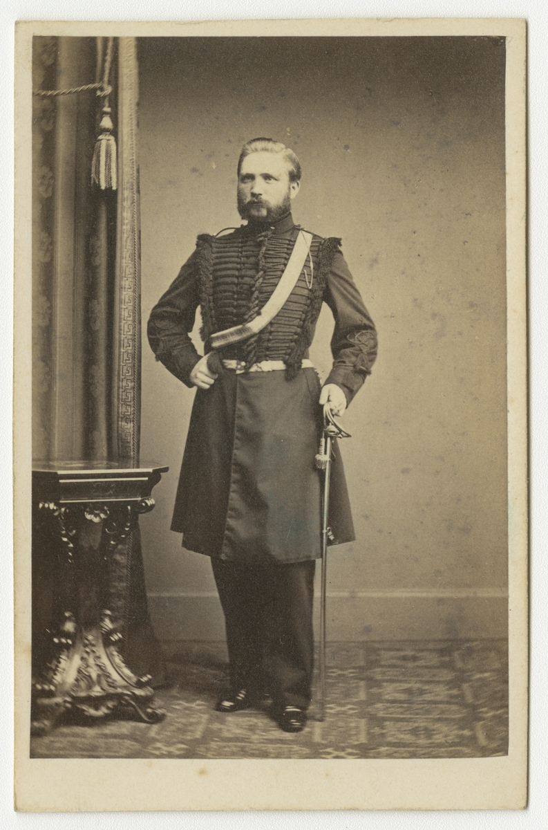 Porträtt av Eduard Albert von Seth, officer vid Skånska dragonregementet K 6.
Se även bild AMA.0021613 och AMA.0021706.