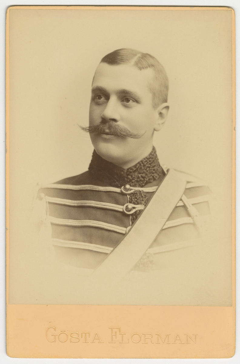 Porträtt av Carl Elvir Berling, officer vid Kronprinsens husarregemente K 7.
Se även bild AMA.0009537.