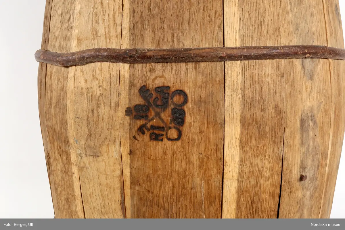 Korslagda nycklar med nycklarnas ax snett uppåt åt var sin sida. Överst ett mantuanskt kors och på var sin sida om nycklarna de fyra bokstävenern R, I, G & A. Underst emblemet siffrorna 18 & 38.