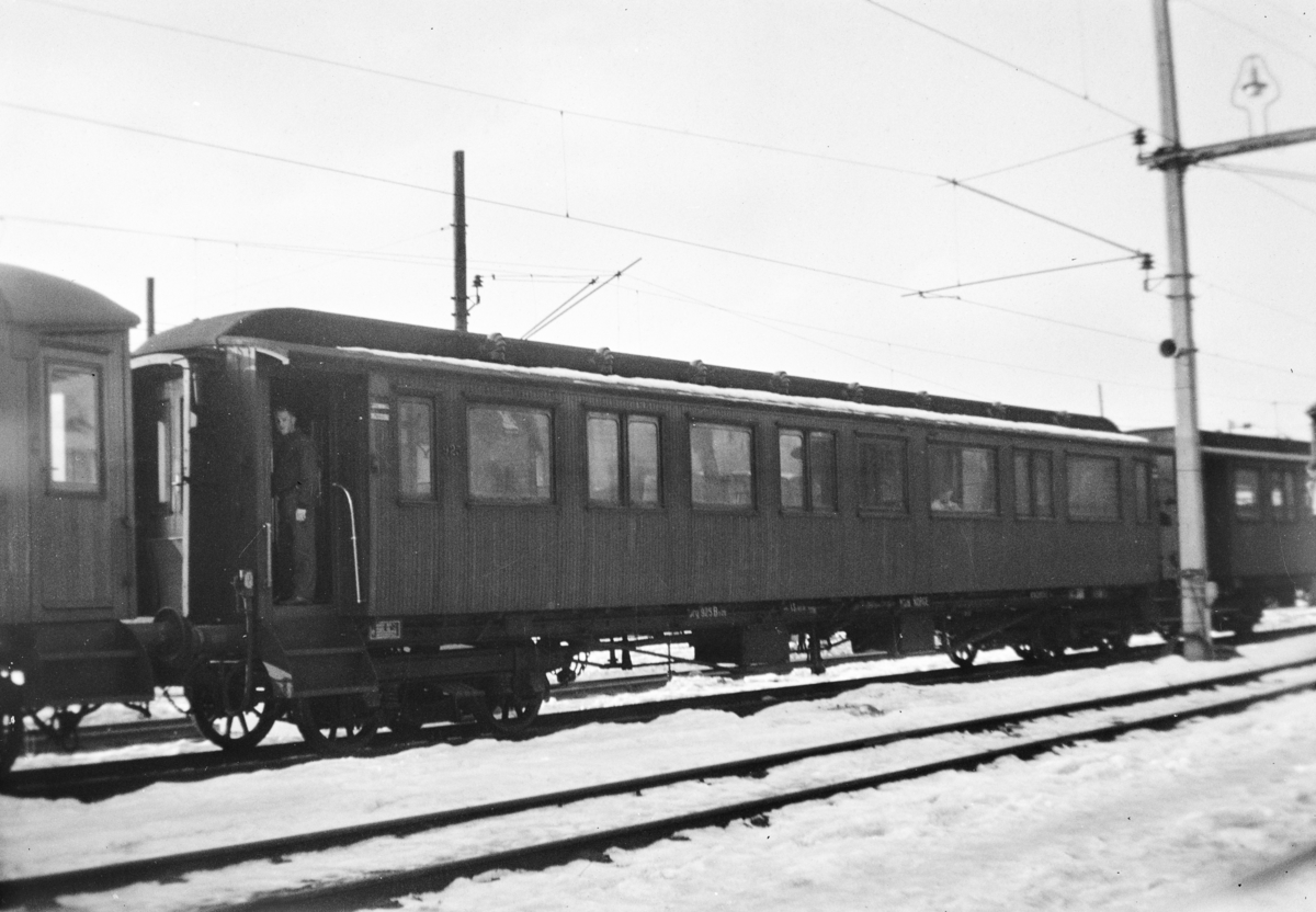 Personvogn litra Bo2b type 6 nr. 925 på Bergen stasjon. .