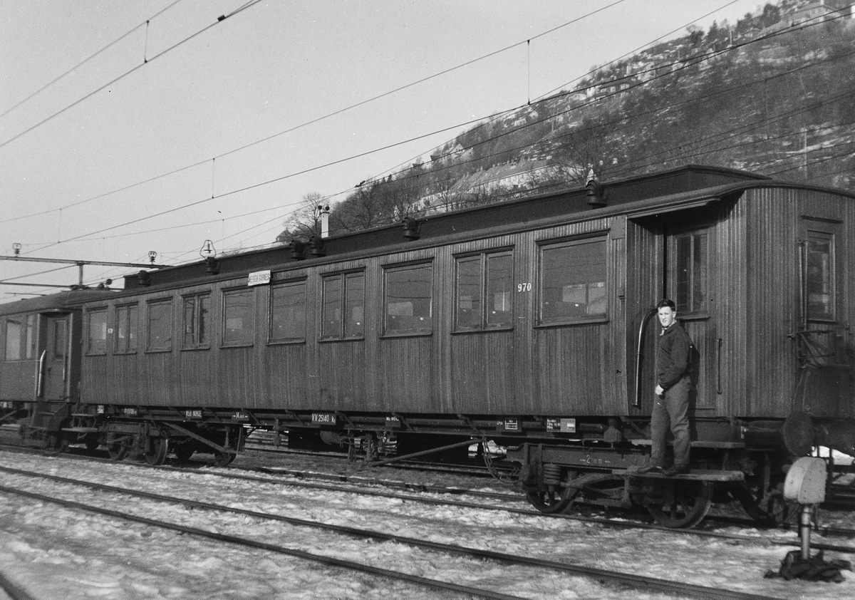 Personvogn for lokaltrafikk litra Bo4b type 3 nr. 970 på Bergen stasjon.