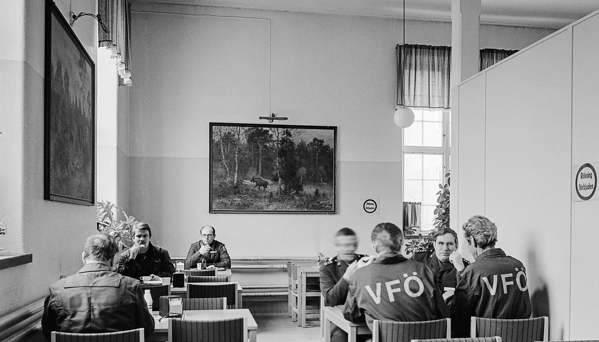 Kupongmatsalen. Lt Bertil Allebjer ser vi ryggen på till vänster. Favm Norman vid högra bordet. 
Lägg märke till den stora tavlan; målad av Lindorm Liljefors, son till Bruno.