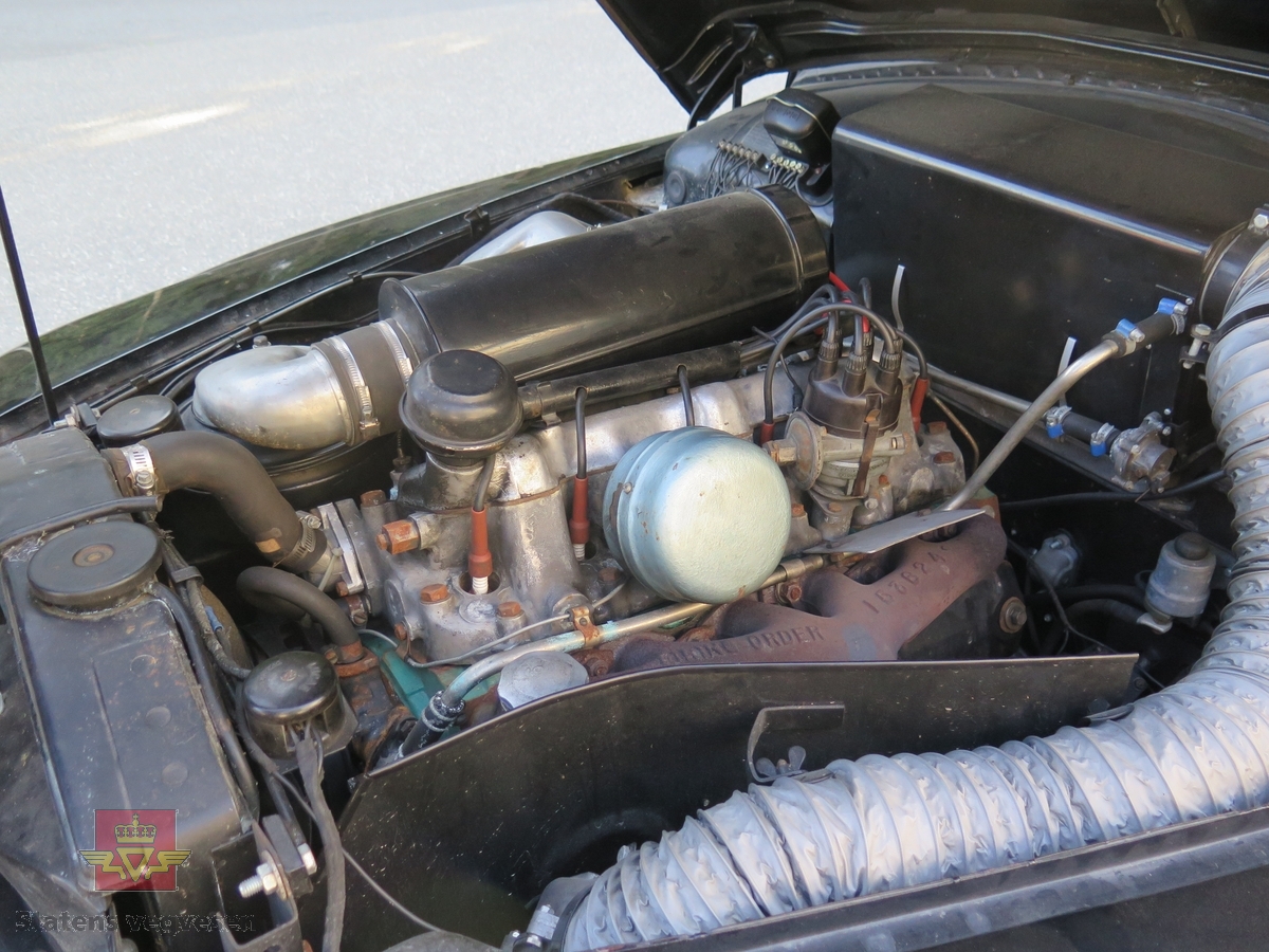 Rover 75 Rover P4. 4-dørs sedan karosseri, svart lakk. Svart, brun og rød (skinn) innvendig. Bilen har en vannavkjølt, bensindrevet 6-sylindret rekkemotor med to forgassere (SU). Motoren har et sylindervolum på 2103 kubikkcentimeter og er av typen IOE. Motorytelse/effekt 75 hk. To aksler, bakhjulstrekk. 4- trinns manuell girkasse med girspak på rattstammen. Antall sitteplasser er 6. Km. stand på telleren er ca. 22 000 km. Standard dekkdimensjon foran og bak er 6.00 x 15.