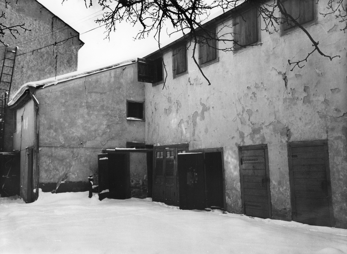 Gårdsinteriör från kvarteret Stenhuggaren i Norrköping. Bilden visar gårdshus till fastighet nr 8. Fotografiet är taget 1956 i samband med rivningsansökan. Vy mot sydost.
