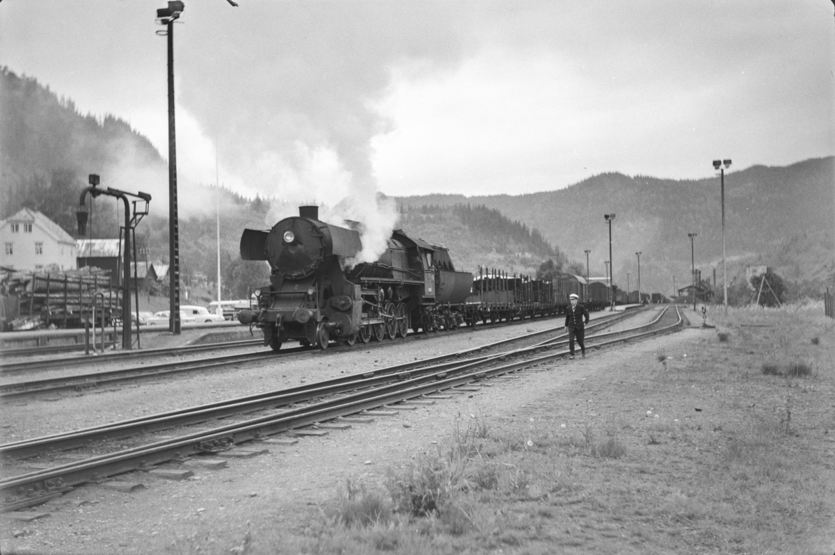 Underveisgodstoget fra Trondheim til Tynset på Støren stasjon. Toget trekkes av  damlokomotiv type 63a nr. 5860.