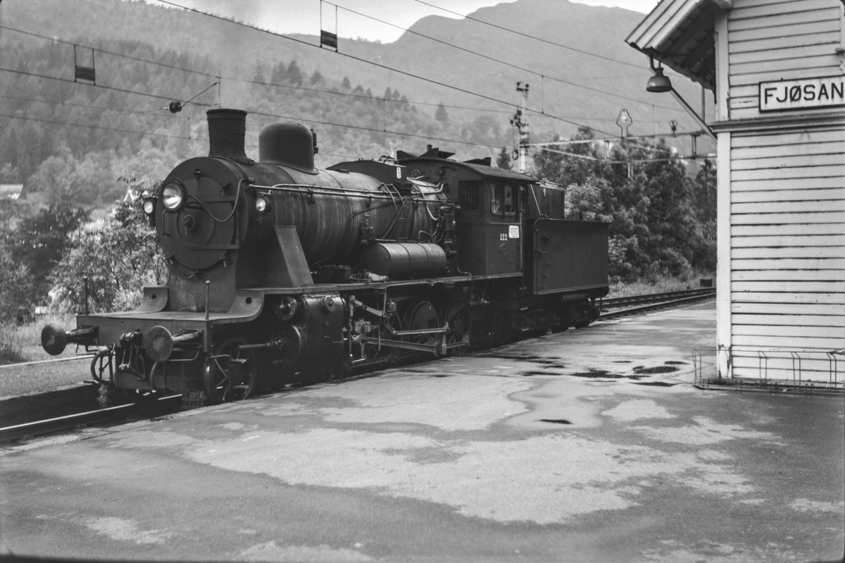 Damplokomotiv type 24b nr. 222 avventer kryssing på Fjøsanger stasjon.