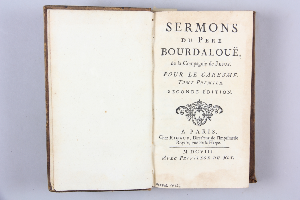Bok, helfranskt band, "Sermons du Pere Bourdalouë" , del 1, tryckt i Paris 1608. Skinnband med guldpräglad rygg med fem upphöjda bind. Titelfält med blindpressad titel och volymens nummer, rödstänkt snitt. Etikett med samlingsnumret.