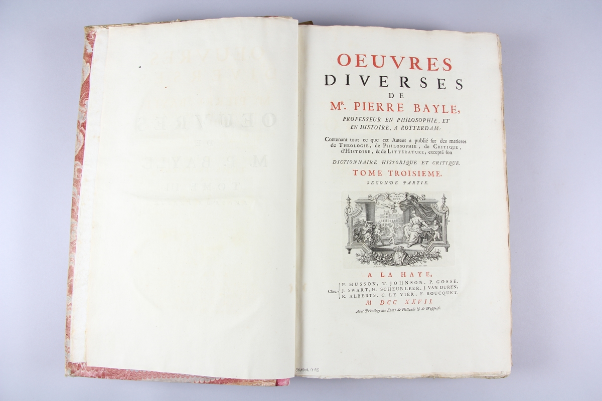 Bok, "Oeuvres diverses" del 3. Rygg av skinn i i sex upphöjda bind, pärmar av marmorerat papper. Etiketter med titel och samlingsnummer. Oskuret snitt.