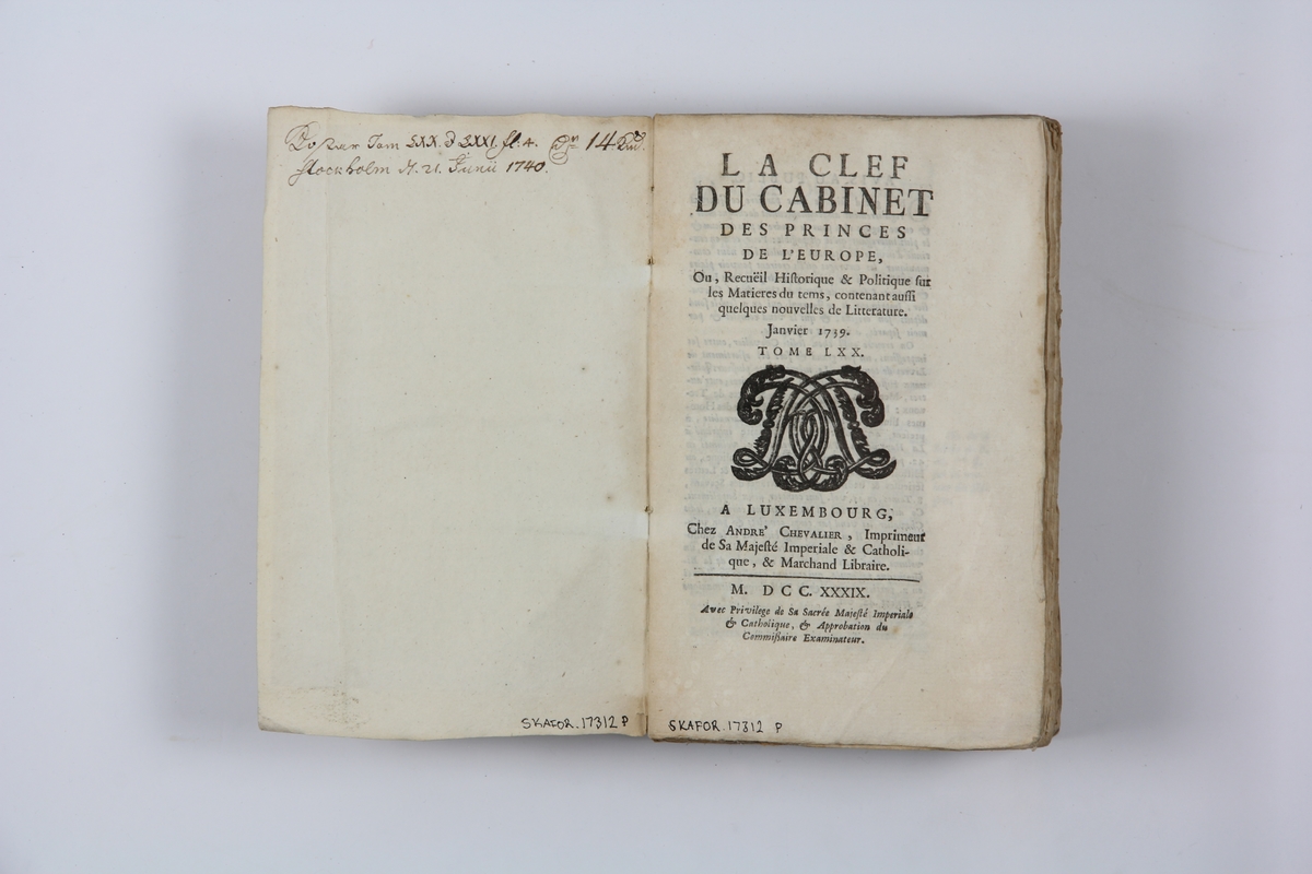 Bok, pappband "La clef du cabinet des princes de
 l´Europe", del 70, tryckt i Luxemburg 1739.
Marmorerat band med blekt och skadad rygg, påklistrade pappersetiketter med titel  och volymens nummer.  Med skurna snitt.
