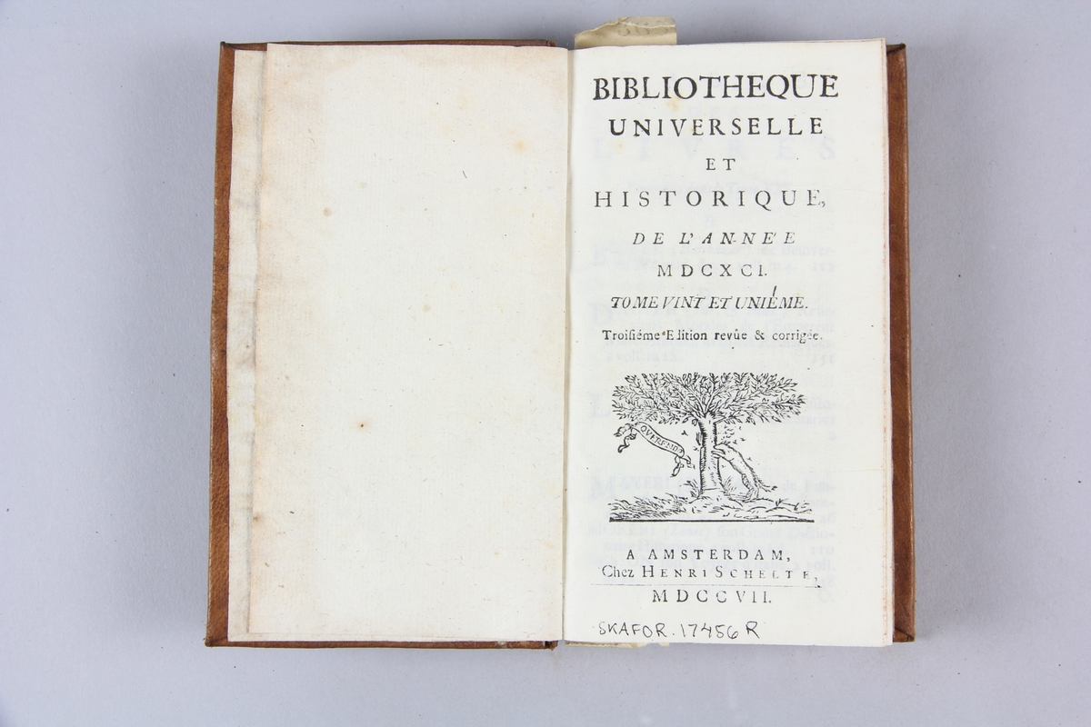 Bok, helfranskt band "Biblioteque universelle et historique" del 21, tryckt i Amsterdam 1707. Skinnband med blindpressad och guldornerad rygg i fyra upphöjda bind, ryggens fält skadade, etikett med samlingsnummer. Rödstänkt snitt.
