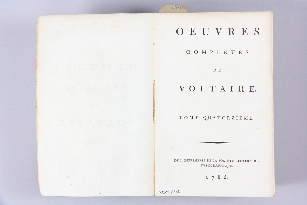 Bok, häftad,"Oeuvres complètes de Voltaire", del 14, tryckt 1785.
Pärm av gråblått papper, på pärmens baksida klistrad sida ur annan bok. Med skurna snitt. På ryggen klistrad pappersetikett med tryckt text samt volymens nummer. Ryggen blekt.