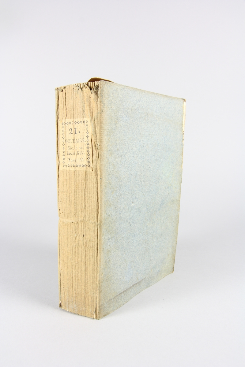 Bok, häftad,"Oeuvres complètes de Voltaire", del 20, tryckt 1785.
Pärm av gråblått papper, skurna snitt. På ryggen klistrad pappersetikett med tryckt text samt volymens nummer. Ryggen blekt.