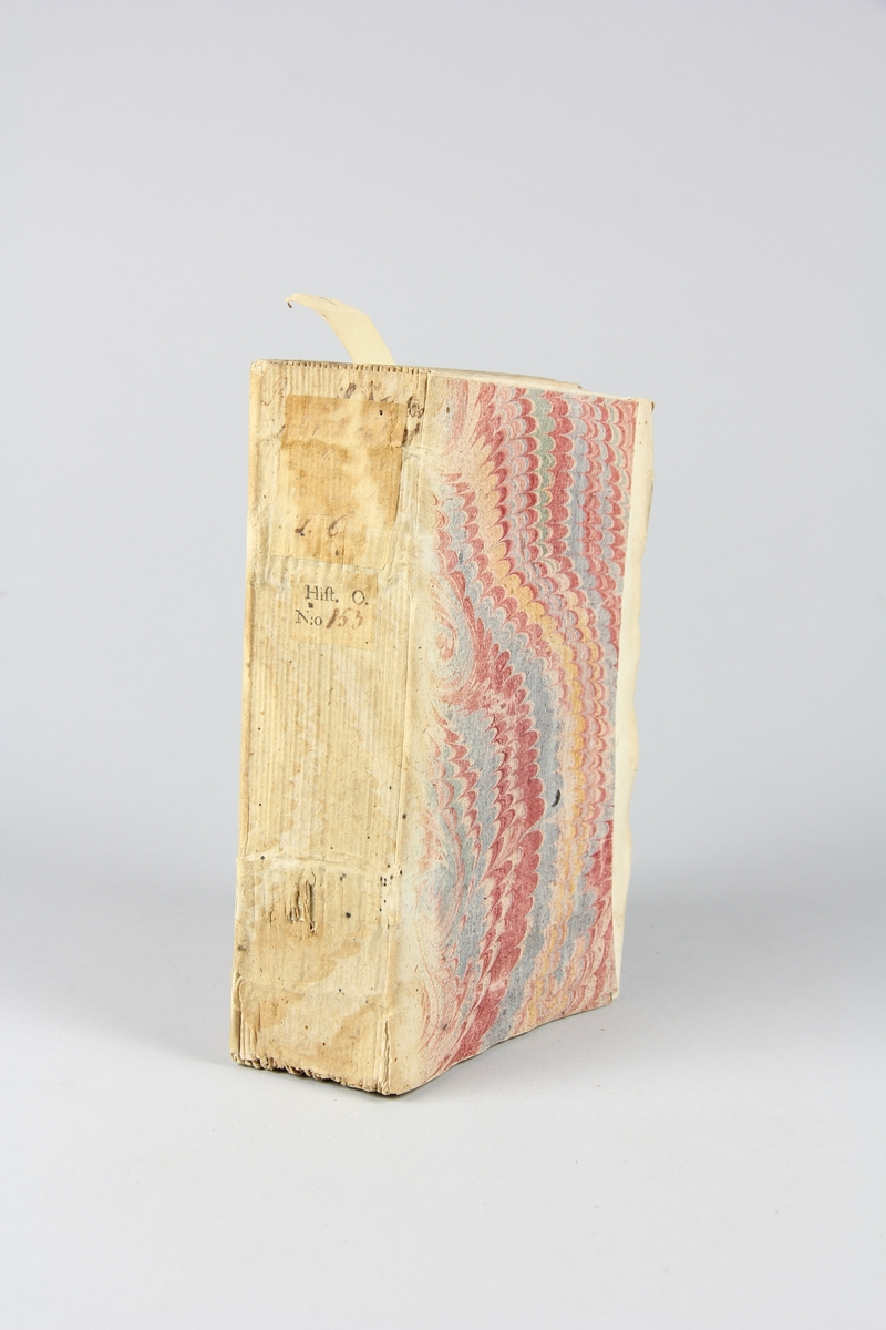 Bok, häftad, "Recueil historiques...depuis la paix d´Utrecht", del 6, tryckt 1732 i Haag.
Pärm av marmorerat papper, oskuret snitt. Blekt rygg med etikett med titel och samlingsnummer.