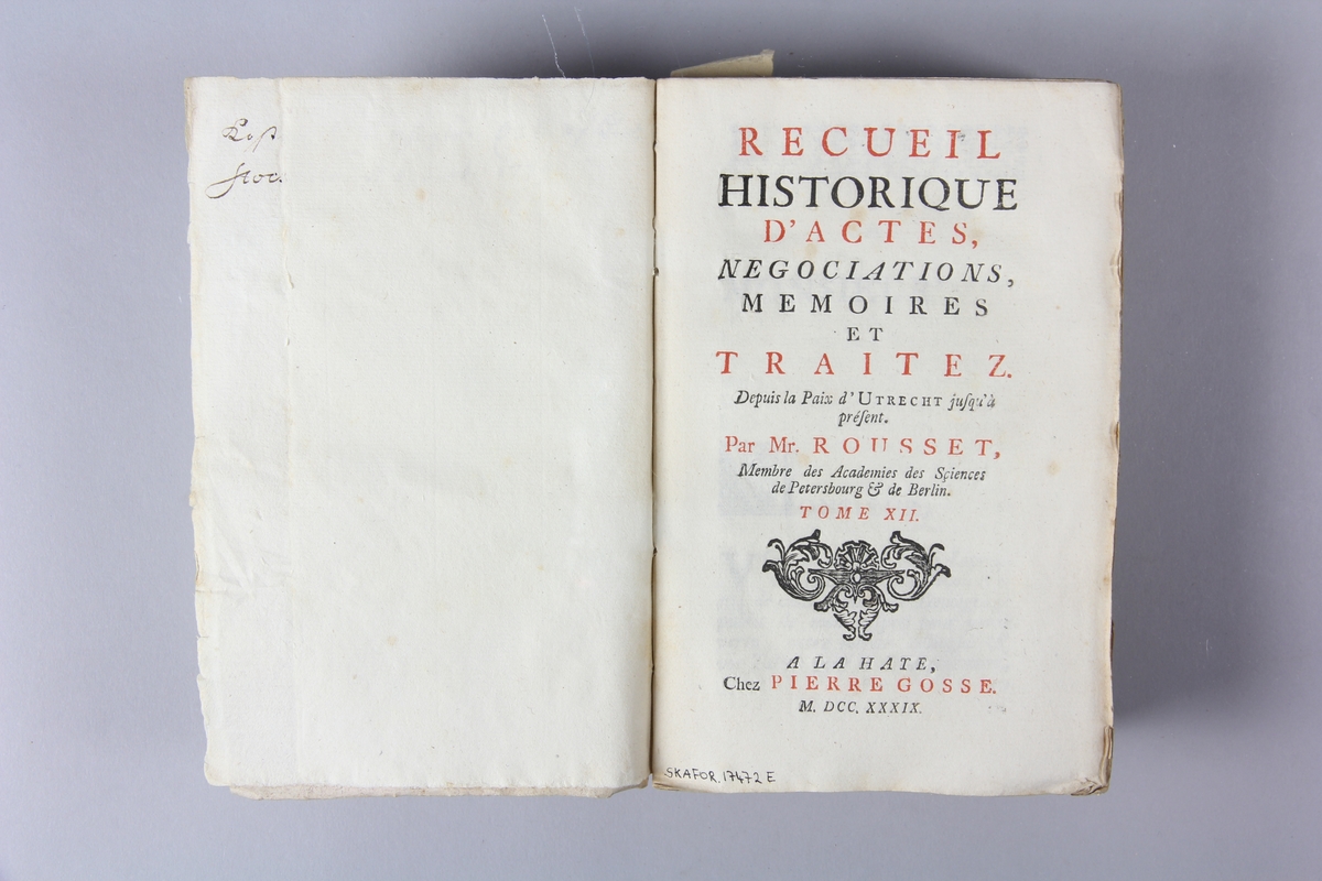 Bok, häftad, "Recueil historiques...depuis la paix d´Utrecht", del 12, tryckt 1739 i Haag.
Pärm av marmorerat papper, oskuret snitt. Blekt rygg med etikett med titel och samlingsnummer. Anteckning om inköp.