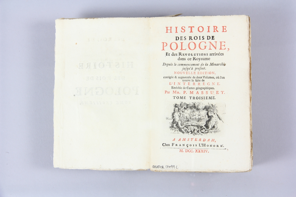 Bok, pappband, "Histoire des rois de Pologne", del 3, tryckt 1734 i Amsterdam. Pärm av marmorerat papper, blekt rygg med etiketter med bokens titel, närmast utplånad, och samlingsnummer. Oskuret snitt.