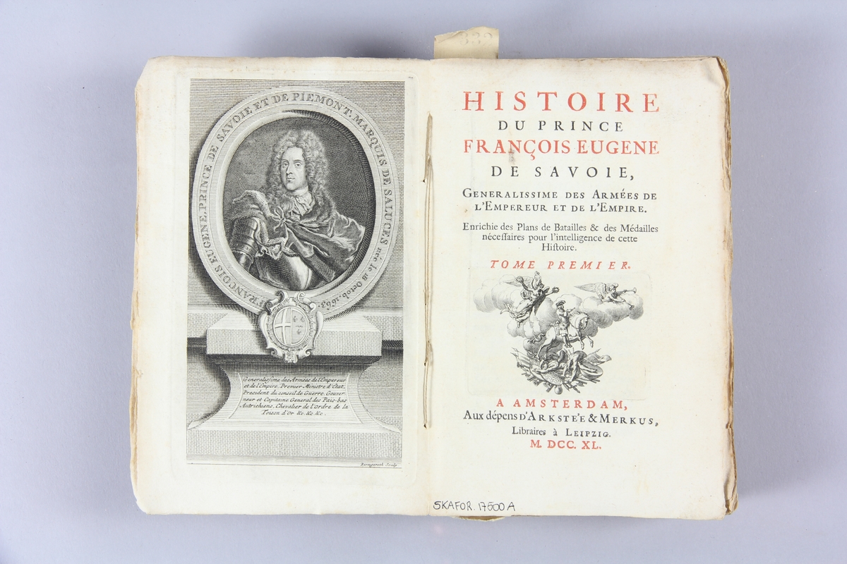 Bok, pappband, "Histoire du prince François Eugene de Savoie", del 1, tryckt 1740 i Amsterdam. Pärmar av marmorerat papper, blekt rygg med etikett med bokens titel (oläslig) och  samlingsnummer. Oskuret snitt. Med anteckning om inköp på pärmens insida.