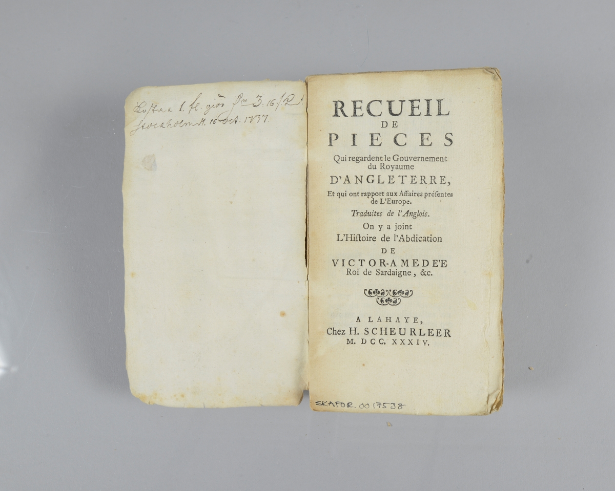 Bok, pappband, "Receuil de pieces qui regardent l´Angleterre ", del 1, tryckt 1734 i Haag. Marmorerade pärmar, blekt rygg med etiketter med bokens titel och nummer. Oskuret snitt.