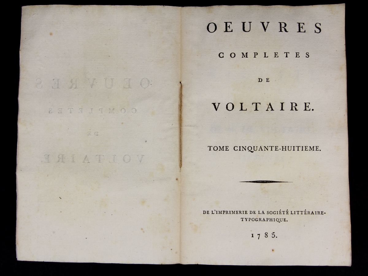Bok, häftad, "Oeuvres complètes de Voltaire, Receuil de lettres 1763-1764", del 58, tryckt 1785.
Pärm av gråblått papper, skurna snitt. På ryggen pappersetikett med tryckt text samt volymens namn och nummer. Ryggen blekt.