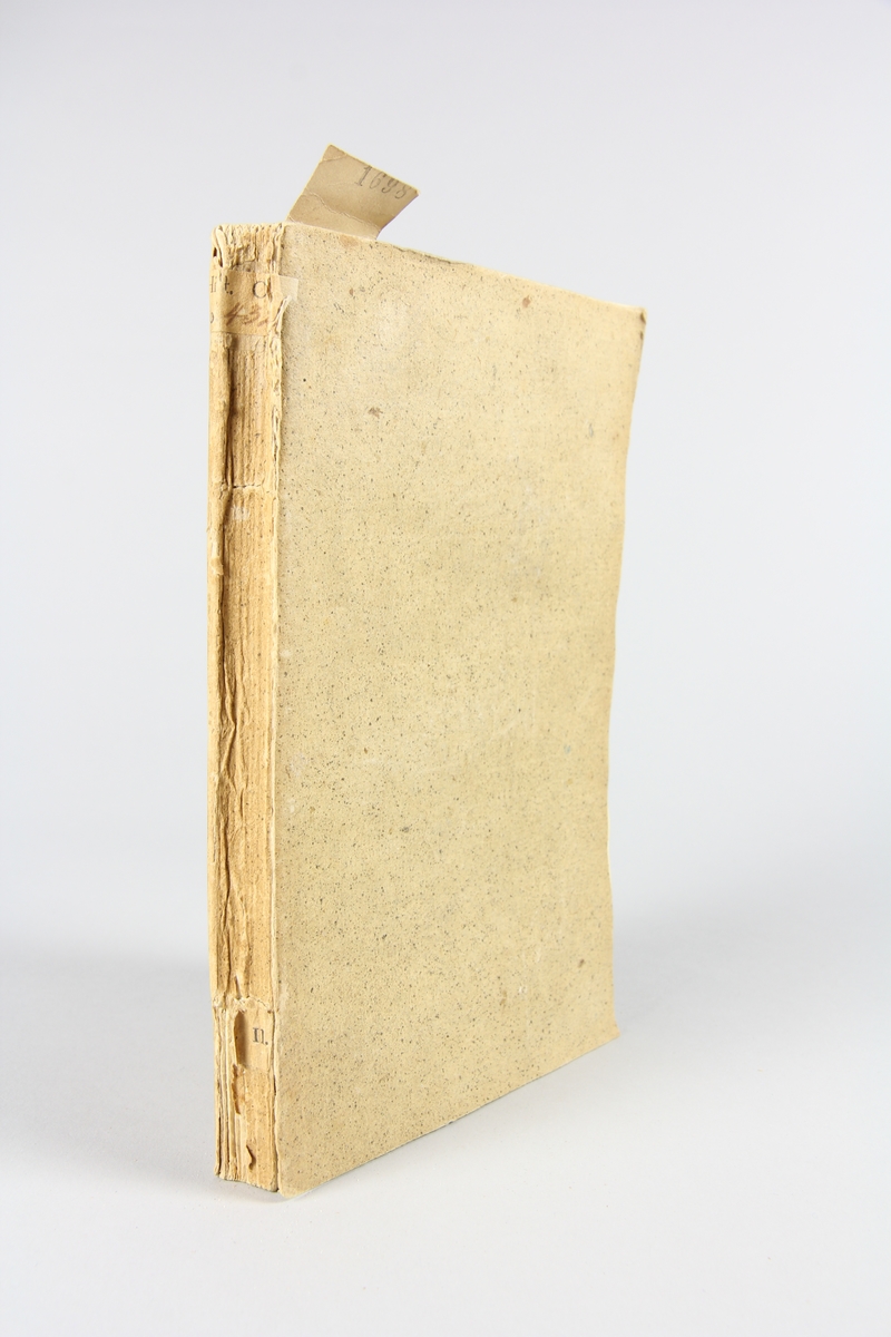 Bok, häftad, "Mémoires du général Dumouriez", del 1, tryckt 1794 i London.
Pärm av ljusbrunt, stänkt papper, blekt rygg, skurna snitt. Etikett med samlingsnummer på ryggen.