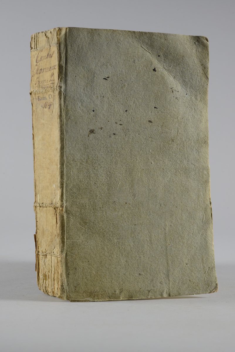 Bok, häftad, "Contes moraux", del 2, skriven av Marmontel, tryckt 1764 i Amsterdam.
Pärm av gråblått papper, oskuret snitt. Blekt rygg med pappersetikett med volymens namn och samlingsnummer.