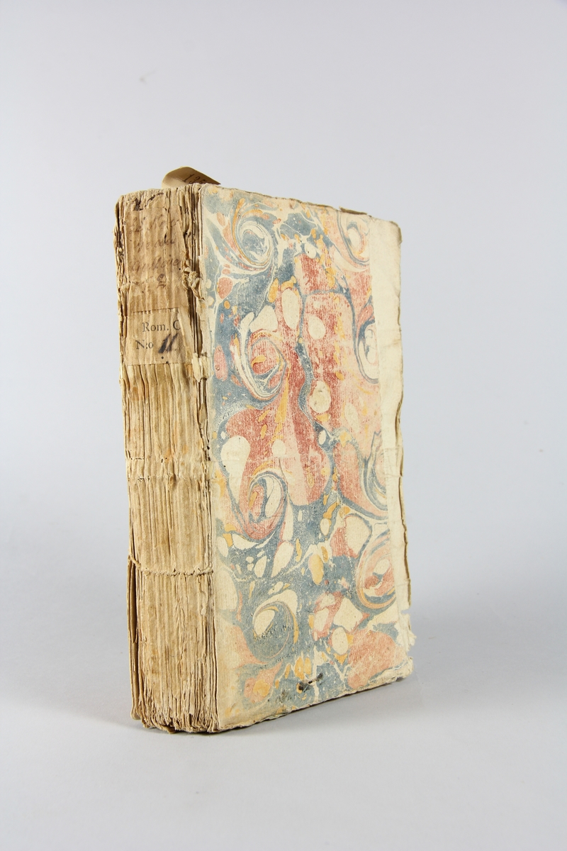Bok, häftad,"Le Nouveau Gulliver ou Voyage de Jean Gulliver", del 2, tryckt 1730 i Paris. Pärm av marmorerat papper, oskuret snitt. Blekt rygg med pappersetikett med volymens namn, svårläst,  och samlingsnummer.