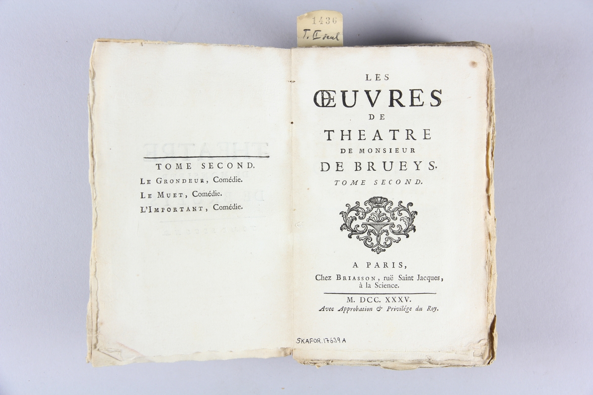 Bok, häftad, "Les oeuvres de théâtre", del 2. Pärm av marmorerat papper, blekt rygg med etikett med titel och samlingsnummer.