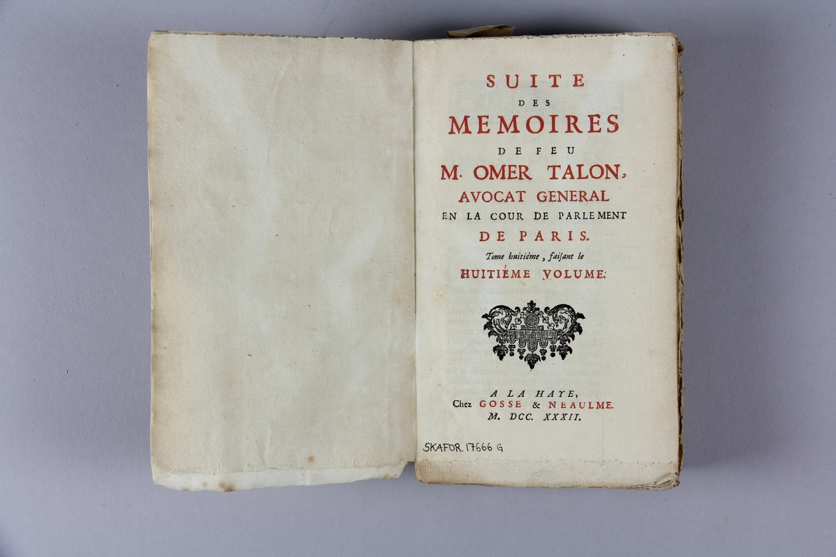 Bok, häftad, "Mémoires de feu M. Omer Talon", del 8, tryckt i Haag 1732.
Pärm av marmorerat papper, oskurna snitt. På ryggen klistrad pappersetikett med samlingsnummer. Ryggen blekt.